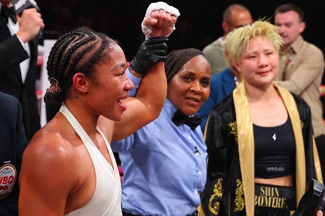 신보미레가 18일 미국 뉴욕 매디슨 스퀘어 가든 인포시스 시어터에서 열린 슈퍼페더급 통합 타이틀전에서 알리시아 바움가드너에게 판정패가 선언된 뒤 어딘가를 바라보고 있다. AFP