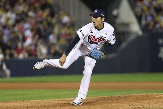 ▲ 연장 10회 무사 만루 위기를 막아낸 윤태호 ⓒ두산베어스