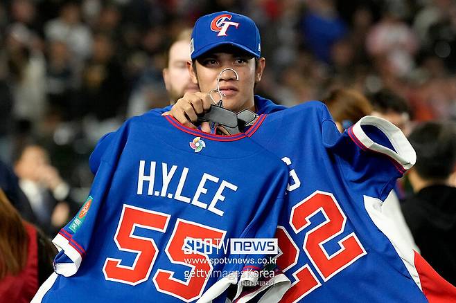 ▲ 스프링트레이닝 당시 팀 동료 저마이 존스와 대화를 나누다 한국 비하 발언을 한 것이 언론을 통해 알려져 곤욕을 치른 리하오위