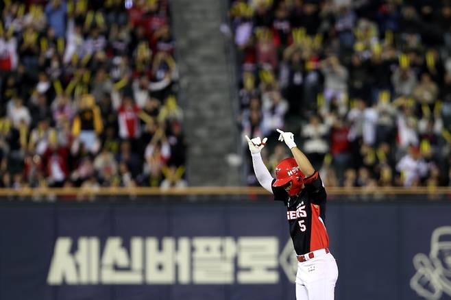 KIA 타이거즈 김도영이 17일 잠실 두산 베어스전에서 9회 2루타를 친 뒤 기뻐하고 있다. /사진=KIA 타이거즈 제공