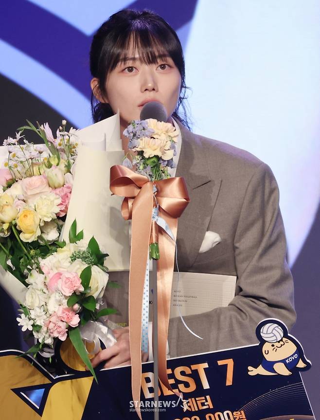 진에어 2025~2026 V-리그 시상식이 13일 서울 광진구 그랜드 워커힐 호텔 비스타홀에서 열렸다.  김다인(현대건설)이 베스트7 수상 후 소감을 밝히고 있다. /사진=김진경 대기자