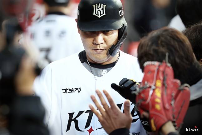 더그아웃으로 들어온 장성우. /사진=KT 위즈