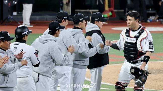 17일 경기에서 끝까지 안방을 지킨 장성우(오른쪽). /사진=강영조 선임기자