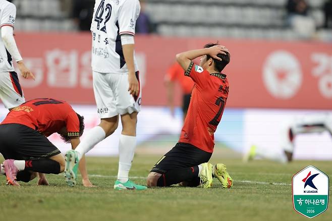 경남FC 조진혁(오른쪽)이 무릎을 꿇고 아쉬워하고 있다. /사진=한국프로축구연맹 제공
