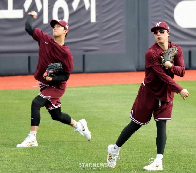 17일 경기를 앞둔 안우진(왼쪽)꽈 배동현. /사진=강영조 선임기자