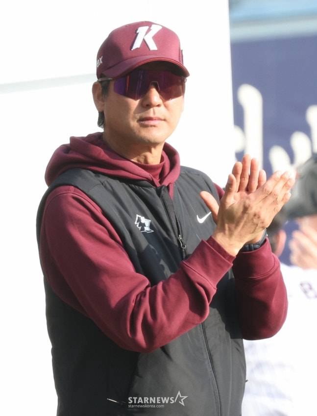 선수들을 격려하는 설종진 감독. /사진=김진경 대기자