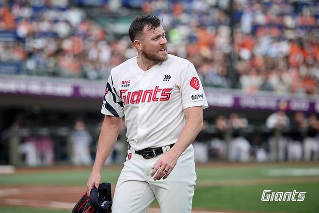 18일 오후 부산 사직야구장에서 열린 '2026 신한 SOL KBO리그' 한화 이글스와 롯데 자이언츠의 경기, 롯데 선발 제레미 비슬리가 더그아웃으로 향하고 있다. 롯데 자이언츠