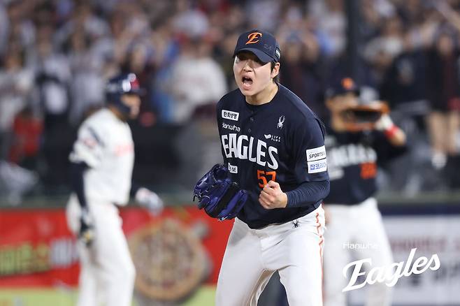 18일 오후 부산 사직야구장에서 열린 '2026 신한 SOL KBO리그' 한화 이글스와 롯데 자이언츠의 경기, 8회말 2사 1, 3루 한화 조동욱이 롯데 노진혁을 삼진으로 돌려세운 뒤 기뻐하고 있다. 한화 이글스