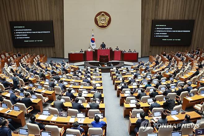 정개특위 소관 법안 본회의 상정 (서울=연합뉴스) 신현우 기자 = 우원식 국회의장이 18일 국회에서 열린 4월 임시국회 제6차 본회의에서 공직선거법 일부개정법률안 등 정치개혁특별위원회 소관 법안을 상정하고 있다. 2026.4.18 nowwego@yna.co.kr