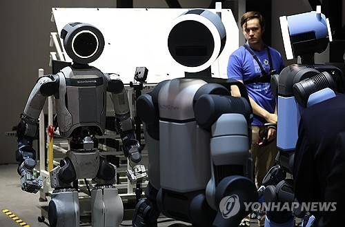 한 곳에 모인 아틀라스들 (라스베이거스=연합뉴스) 김성민 기자 = CES 개막 이틀째인 7일(현지시간) 미국 네바다주 라스베이거스 컨벤션센터(LVCC) 현대자동차 부스에서 로봇 아틀라스가 이동하고 있다. 2026.1.8
    ksm7976@yna.co.kr