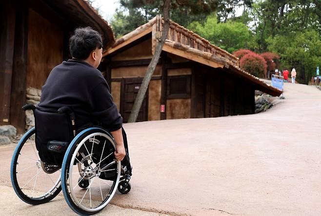마산해양드라마세트장 파도소리길 앞에 선 최진기 씨 [촬영 박영민]