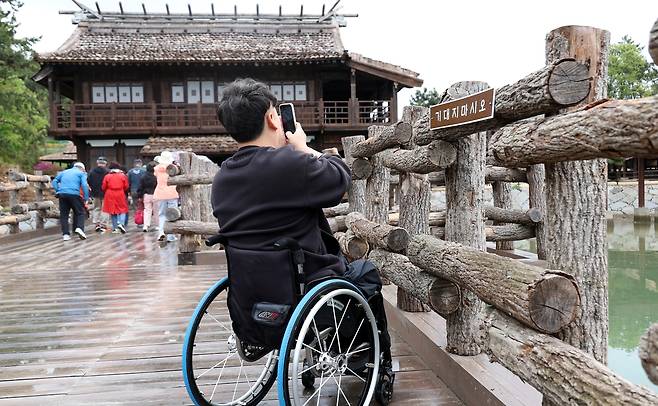 선착장에 처음 와봤다며 사진 촬영하는 최진기씨 [촬영 박영민]