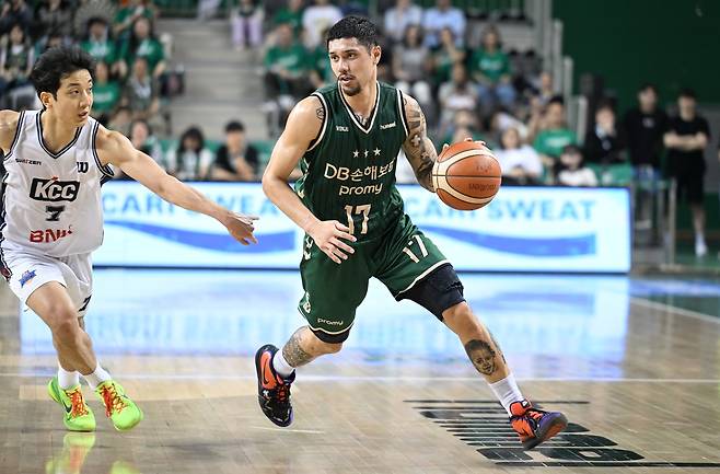 DB의 알바노(오른쪽)와 수비하는 허훈 [KBL 제공. 재판매 및 DB 금지]