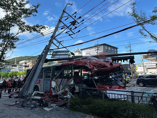 충돌 사고 후 전신주 들이받은 시내버스 [광주 남부소방서 제공. 재판매 및 DB 금지]