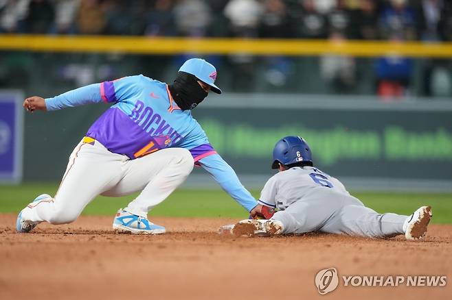 2루 도루를 시도하는 다저스 김혜성(오른쪽) [AP=연합뉴스]