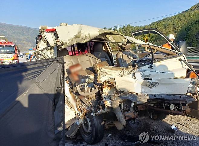 지난 16일 완주군 구이면에서 난 사고로 크게 파손된 트럭 [전북자치도소방본부 제공. 재판매 및 DB 금지]