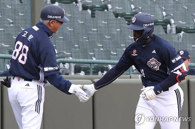 카메론 추격의 3점포 (부산=연합뉴스) 강선배 기자 = 19일 부산 사직야구장에서 열린 프로야구 두산 베어스와 롯데 자이언츠의 시범경기. 5회 초 1사 2, 3루에서 두산 카메론이 좌중월 3점 홈런을 치고 3루 베이스를 돌고 있다. 2026.3.19 sbkang@yna.co.kr