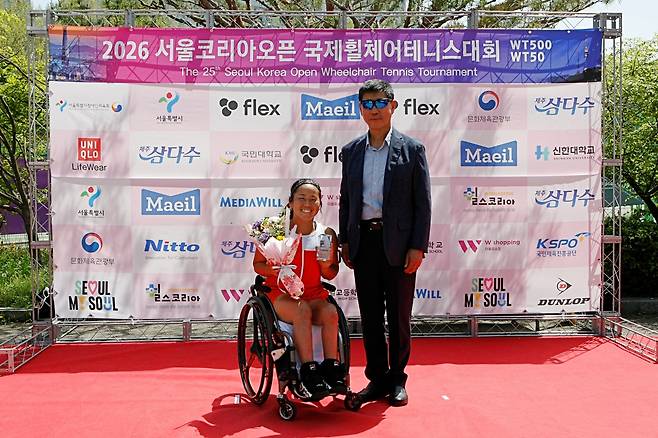 가미지 유이(왼쪽)와 양종수 대한장애인테니스협회 부회장.  [대한장애인테니스협회 제공. 재판매 및 DB 금지]