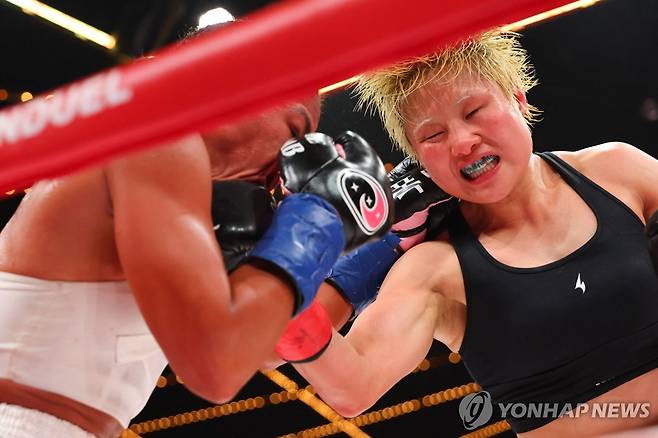 챔피언 바움가드너를 공격하는 신보미레(오른쪽) [게티이미지/AFP=연합뉴스]