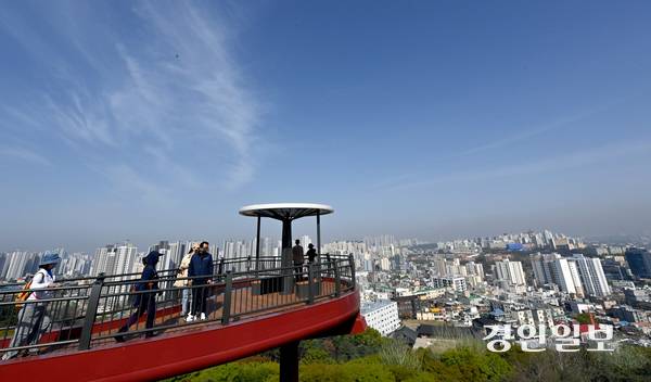 19일 인천시 수봉공원 스카이워크를 찾은 시민들이 탁 트인 전망을 보며 휴일을 보내고 있다. 2026.4.19 /김용국기자 yong@kyeongin.com