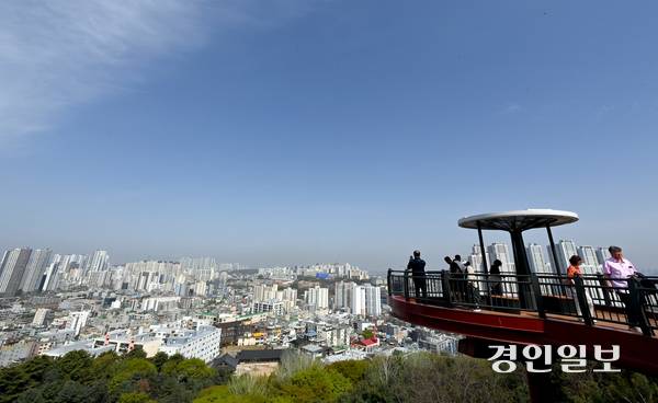 19일 인천시 수봉공원 스카이워크를 찾은 시민들이 탁 트인 전망을 보며 휴일을 보내고 있다. 2026.4.19 /김용국기자 yong@kyeongin.com