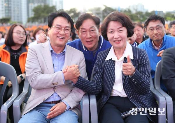 지난 18일 오후 하남종합운동장에서 열린 2026 하남뮤직페스티벌 ‘뮤직 人 The 하남’에 참석한 더불어민주당 경기도지사 후보 추미애(하남갑) 국회의원과 안민석 경기도교육감 예비후보가 서로를 응원하고 있다. 2026.4.18 하남/문성호기자 mooon23@kyeongin.com