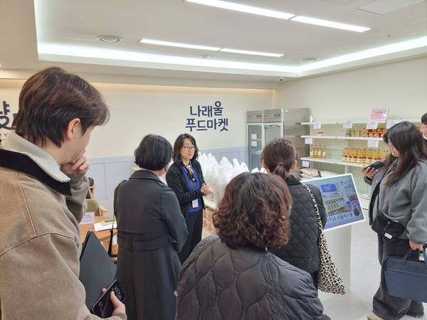 화성시의 그냥드림사업이 식생활 취약계층을 위한 복지 현신 모델로 주목을 받고 있는 가운데, 타 시·도 지자체 관계자들이 ‘그냥드림 온(溫) 라운지’를 방문해 운영에 대한 설명을 듣고 있다. /화성시 제공