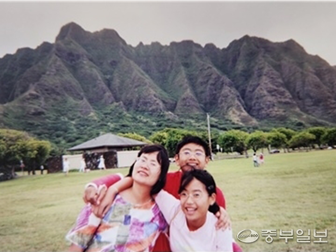 '어쩌다 미국 50개 주 자동차 여행'의 저자 유계형 작가(왼쪽)가 도전을 함께한 아들, 딸과 환하게 웃고 있다. 사진=유계형 작가 제공