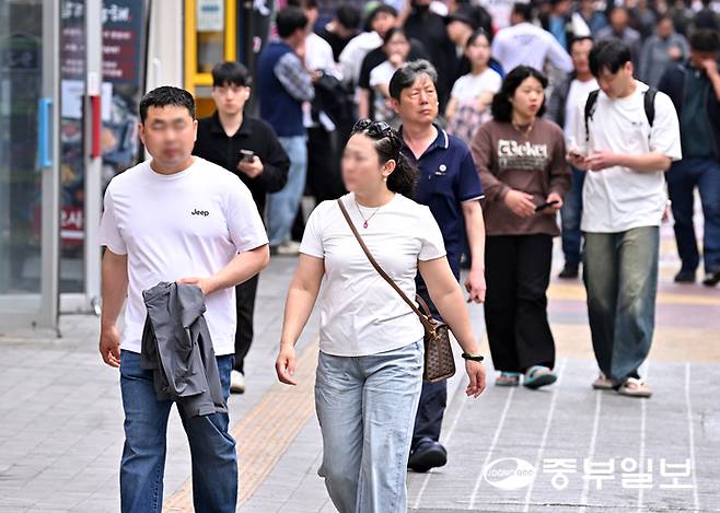 한낮 최고기온이 30도 가까이 오르며 초여름 날씨를 보인 19일 오전 수원역 로데오거리에서 시민들이 반팔 차림으로 발걸음을 옮기고 있다. 김경민기자