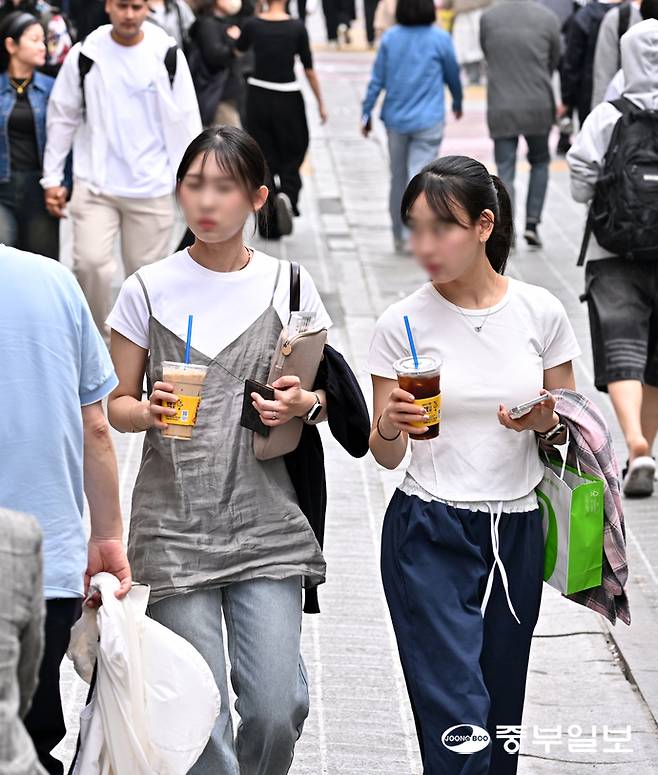 한낮 최고기온이 30도 가까이 오르며 초여름 날씨를 보인 19일 오전 수원역 로데오거리에서 시민들이 반팔 차림으로 발걸음을 옮기고 있다. 김경민기자