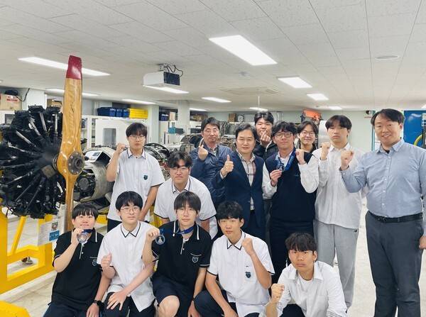 '2025 공군참모총장배 스페이스 챌린지 In 수원' 고무동력기 부문 입상자들.