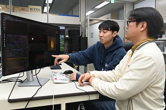 ETRI 연구진이 생성형 AI 기반 VFX 자동 생성·편집 기술 결과를 확인하며 알고리즘 동작을 점검하고 있다. (사진=ETRI 제공)