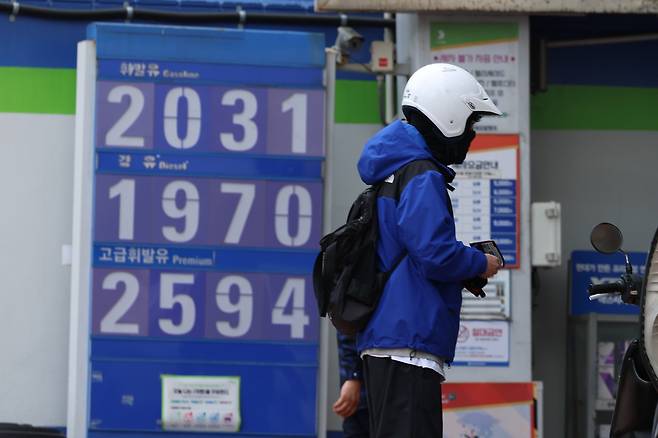 미국이 대이란 해상봉쇄가 시작된 가운데 전국 주유소 기름값은 소폭 상승세를 이어가며 전국 평균 휘발유 가격이 2천원에 가까워졌다. 사진은 17일 서울 시내 주유소 모습. 2026.4.17 사진=연합뉴스.