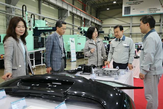 ▲ 변인순 보은부군수(가운데)가 우진프라임 로봇 전시회를 방문해 회사 관계자들과 대화하고 있다.