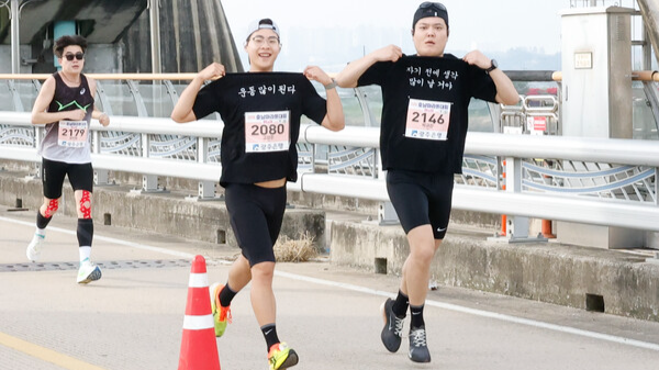 19일 호남마라톤대회에서 참여자들이 맞춰 입은 티셔츠를 강조하며 달리고 있다. 판영석 기자
