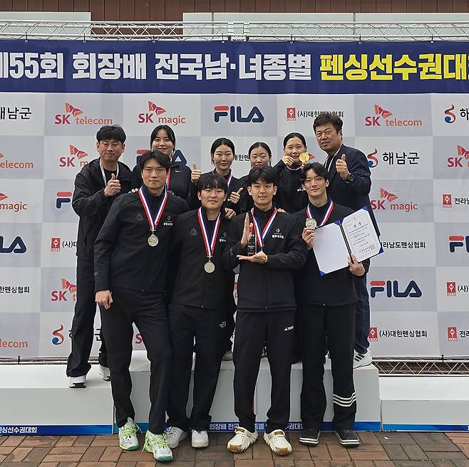 지난 18일 열린 제55회 협회장배 전국펜싱선수권대회 여자부 단체전 우승, 남자부 단체전 준우승을 차지한 서구청 펜싱팀이 박광현 감독과 기념촬영을 하고 있다.  <서구청 제공>