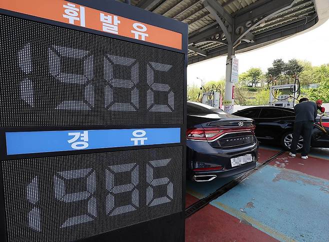 19일 서울 만남의광장 주유소 앞에 휘발유 가격이 게시돼 있다. 한국석유공사 유가정보시스템 오피넷에 따르면 이날 전국 주유소 휘발유 평균 판매가는 전날보다 0.42원 오른 ℓ당 2,001.93원을 기록하고 있다./연합뉴스