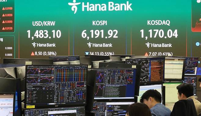 지난해 광주·전남 지역 상장기업들이 매출 증가와 함께 영업이익·순이익이 큰 폭으로 개선되며 전반적인 실적 호조를 나타냈다. 사진은 지난 17일 서울 중구 하나은행 본점 딜링룸에 코스피 등을 비롯한 지수가 표시되고 있는 모습. /연합뉴스