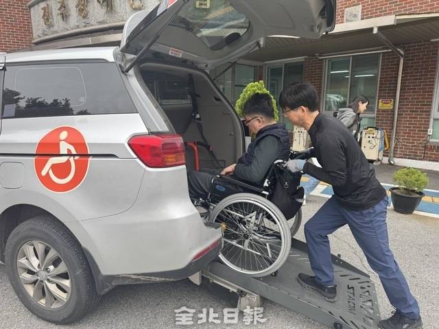17일 전주장애인종합복지관에서 장애인이 이지콜에 탑승하고 있다. /이상구 수습기자