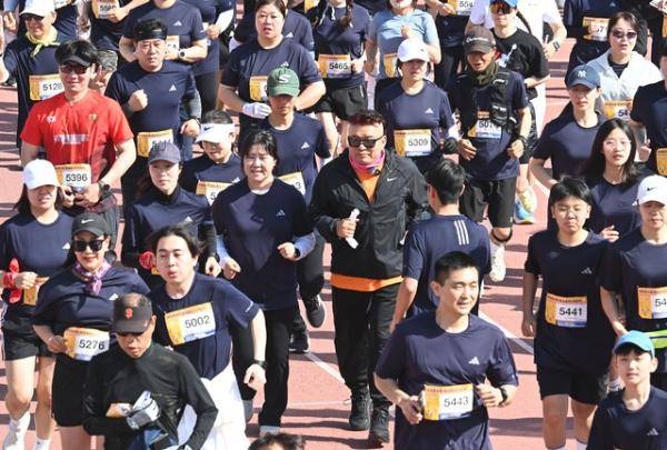 18일 춘천 송암스포츠타운 주경기장에서 열린 ‘2026 함기용 세계제패기념 제23회 춘천호반마라톤대회’에 참가한 1992 바르셀로나 올림픽 금메달리스트인 황영조 국민체육진흥공단 감독이 참가자들과 함께 달리고 있다. 박승선기자