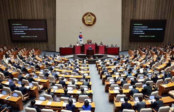 ◇18일 국회에서 열린 4월 임시국회 제6차 본회의에서 정치개혁특별위원장인 더불어민주당 송기헌 의원이 공직선거법 일부개정법률안 등 정개특위 소관 법안에 대해 제안설명하고 있다. 연합뉴스.
