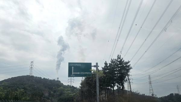 고성군 하이면에 있는 삼천포화력발전소와 하이면화력발전소 안내 표지판. /정봉화 기자