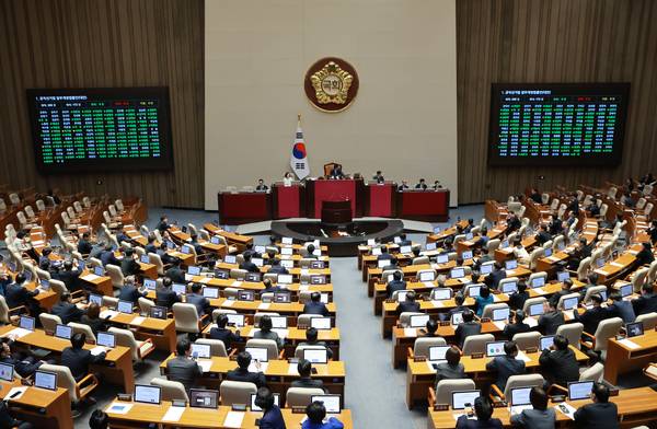 18일 국회에서 열린 4월 임시국회 제6차 본회의에서 공직선거법 일부개정법률안이 통과되고 있다. /연합뉴스