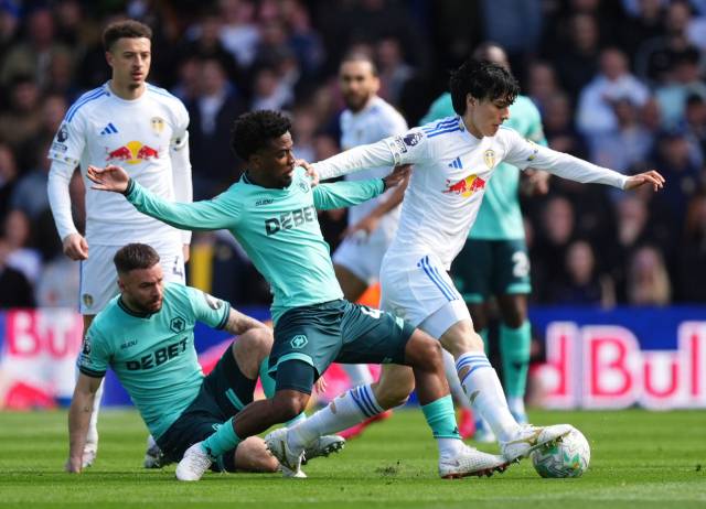 리즈의 다나카 아오가 18일 영국 리즈에서 열린 EPL 33라운드 울버햄튼과의 경기 도중 드리블 돌파를 시도하고 있다. AP 연합뉴스