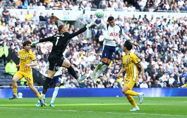 토트넘의 페드로 포로가 19일 영국 런던에서 열린 EPL 33라운드 브라이튼과의 경기 도중 헤더로 선제골을 넣고 있다. 로이터 연합뉴스