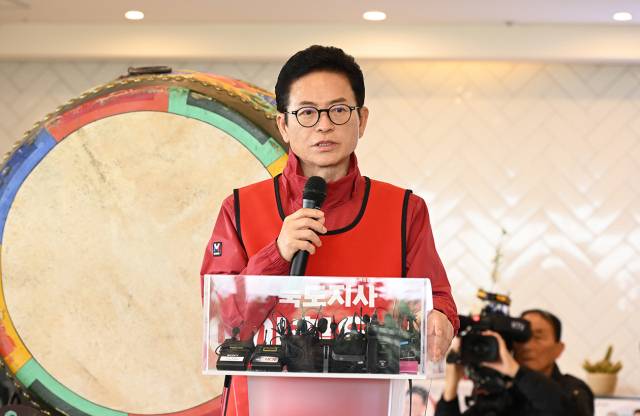 이철우 국민의힘 경북도지사 예비후보가 지난 14일 안동시 풍천면 선거캠프 사무소에서 기자회견을 하고 있다. 이철우 국민의힘 경북도지사 예비후보 선거캠프 제공.