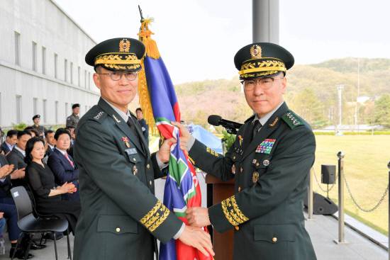 김규하(왼쪽) 육군참모총장이 지난 15일 지상작전사령부에서 열린 취임식에서 이상렬 신임 사령관에게 부대기를 전달한 뒤 기념촬영을 하고 있다. 사진=국립창원대 학군단 제공