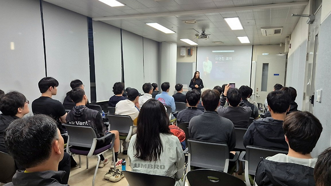이연진 코치가 포스코 한마당 체육관에서 직원들에게 올바른 러닝 습관과 노하우를 전수하고 있다. /포항제철소 제공