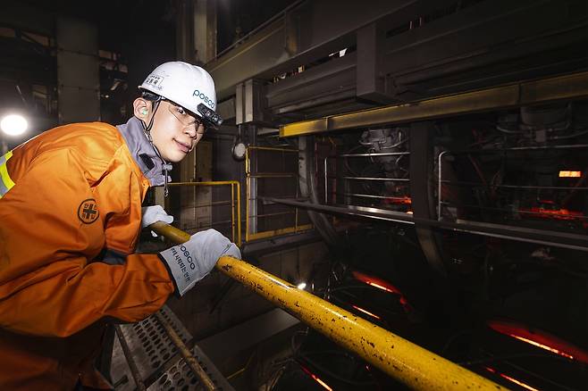 포스코 포항제철소 제강부 4연주공장 김동욱 대리가 현장 업무를 수행하고 있다.