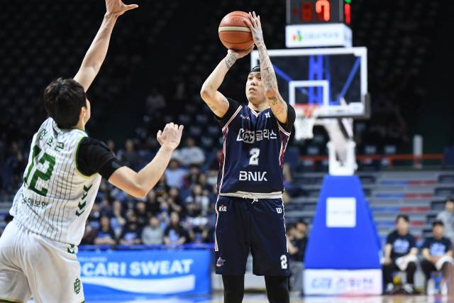 부산 KCC의 최준용이 지난 17일 부산 사직체육관에서 열린 2025-2026 프로농구 원주 DB와의 6강 플레이오프 3차전에서 슛을 던지고 있다. KBL 제공